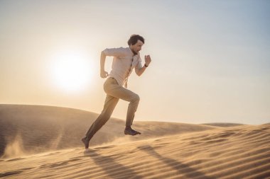 İnsan zorlukların üstesinden gelir ve amacına ve hayallerine ulaşır. Bir adam hayattaki zorlukların üstesinden çöldeki gibi gelir.