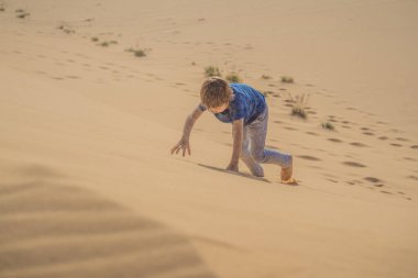 Çocuk zorlukların üstesinden gelir ve amacına ve hayallerine ulaşır. Çocuk, hayattaki zorlukların üstesinden çöldeki gibi gelir.