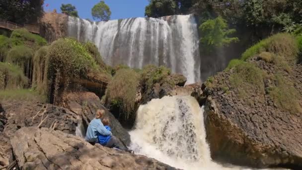 Vue aérienne. Famille de touristes visite la cascade de l'éléphant dans la ville de Dalat dans la partie sud du Vietnam. Voyage au Vietnam concept — Video