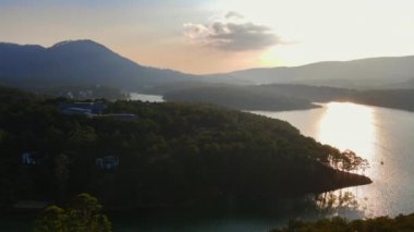 Hava görüntüsü. Dalat şehrindeki Ho Tuyen Lam gölünde gün batımı