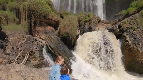 Un disparo aéreo. Familia de turistas visita la cascada del elefante en la ciudad de Dalat en la parte sur de Vietnam. Viajar a Vietnam concepto — Vídeos de Stock