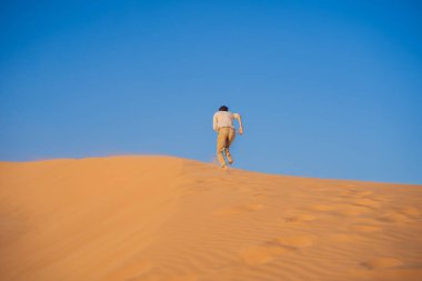 İnsan zorlukların üstesinden gelir ve amacına ve hayallerine ulaşır. Bir adam hayattaki zorlukların üstesinden çöldeki gibi gelir.