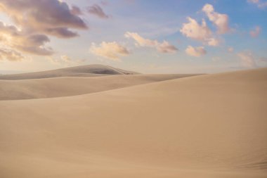 Çöl - Küresel Isınma. Çölün büyük kumulları. Fotoğrafçılar ve gezginler için güzel bir yer. Kumlu haykırışların güzel yapıları