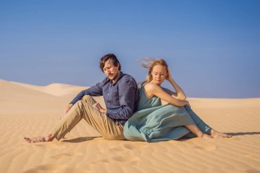 Bir çift arasındaki ilişki sorunları, bir erkek ve bir kadın. Aile çatışması. Kadın ve erkeğin hararetli bir ilişkisi var, sıcak çölde sırtı dönük oturuyorlar ve konuşmak istemiyorlar.