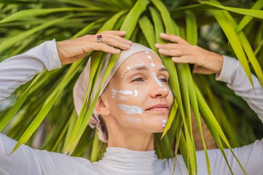 Kundalini yoga yapan beyaz elbiseli ve türbanlı kadın denizin, dağların ve günbatımının arka planında yoga yapıyor. Kızılderililerin savaşan yüz resimleri onun iç dünyasını gösteriyor. Görsel