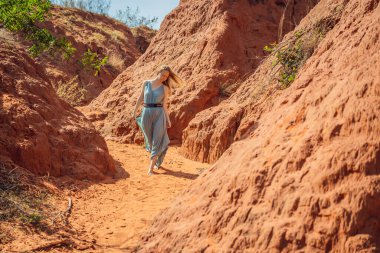 Kızıl Kanyon 'daki kadın turist, turizm konseptinin devamı