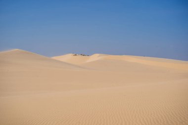 18.02.2021 Vietnam, Mui Ne: Kum tepelerinde sürmek için bir araba kiralayın. 4 teker çekişli kum arabası