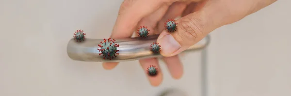 BANNER, LONG FORMAT Virus på dörrhandtaget. Coronovirus COVID 19. Människoliv genom vilket bakterier och virus sprids, dörrhandtag. begreppet groddar som sitter på dörrhandtaget — Stockfoto