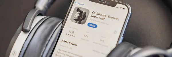 February 23, 2021, USA, New York: Clubhouse audio chat application view on the smartphone IPhone 12 pro. BANNER, LONG FORMAT Clubhouse gained incredible popularity in early 2021 — Stock Photo, Image