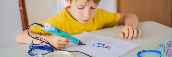Niño usando lápiz de dibujo de impresión 3D. Creativo, ocio, concepto de educación tecnológica BANNER, FORMATO LARGO —  Fotos de Stock