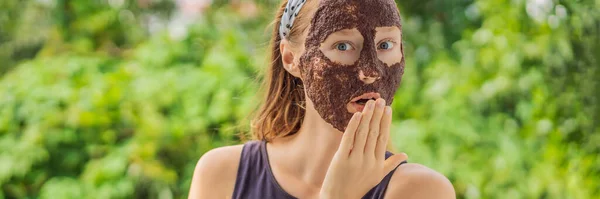 Mujer joven con máscara facial de algas contra el fondo del jardín BANNER, FORMATO LARGO —  Fotos de Stock