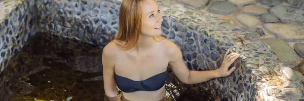 БАНКЕР, LONG FORMAT Жінка розслабляється в круглому відкритому повітрі ароматна трав'яна ванна, органічний догляд за шкірою, розкішний спа-готель, фото способу життя — стокове фото