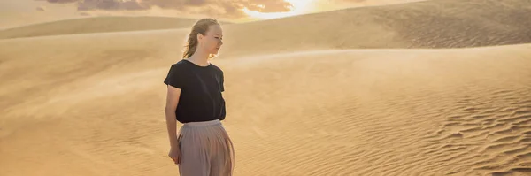 BANNER, LONG FORMAT Fiatal gyönyörű nő utazik a sivatagban. Homokdűnék és kék ég a napos nyári napon. Utazás, kaland, szabadság. Az idegenforgalom a karantén után újra megnyílik COVID 19 — Stock Fotó