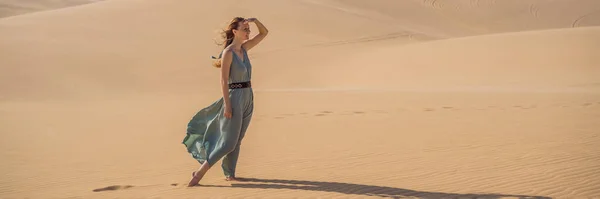 BANNER, FORMATO LARGO Joven hermosa mujer viajando por el desierto. Dunas de arena y cielo azul en el soleado día de verano. Viaje, aventura, concepto de libertad. El turismo vuelve a abrirse tras la cuarentena COVID 19 — Foto de Stock