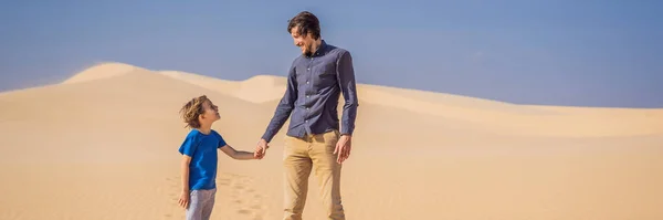 Padre e figlio nel deserto bianco. Viaggiare con il concetto di bambini. Ripresa del turismo dopo la quarantena covid 19 BANNER, FORMATO LUNGO — Foto Stock