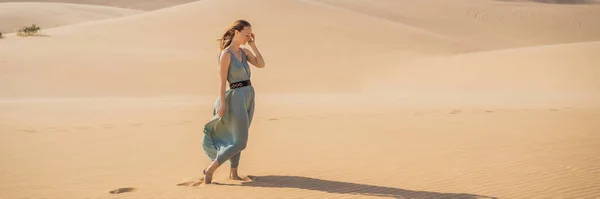 BANNER, LONG FORMAT Fiatal gyönyörű nő utazik a sivatagban. Homokdűnék és kék ég a napos nyári napon. Utazás, kaland, szabadság. Az idegenforgalom a karantén után újra megnyílik COVID 19 — Stock Fotó