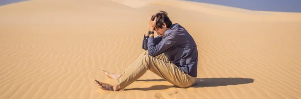 Hombre agotado en el desierto. Apatía, fatiga, agotamiento, concepto de trastornos mentales. Salud mental BANNER, FORMATO LARGO — Foto de Stock