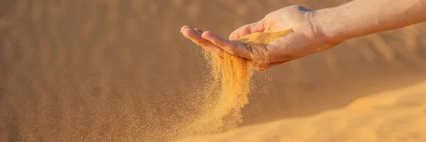 Sivatag, homok puffanás egy férfi ujjain keresztül BANNER, LONG FORMAT — Stock Fotó