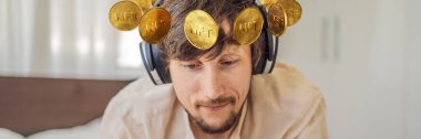 BANNER, LONG FORMAT Genç adam, dijital bir sanatçı, DJ evdeki tablette dijital sanat eseri yaratıyor ve NTF yazılı bir sikke gösteriyor - ödenebilir olmayan sembol. Uzak çalışma, dijital göçebe, dijital resim