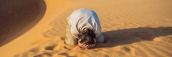 Kimerült ember a sivatagban. Apátia, fáradtság, kimerültség, mentális zavarok. Mentális egészség BANNER, hosszú FORMAT — Stock Fotó