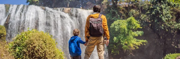 Papá e hijo turistas en el fondo de la cascada del elefante cerca de la ciudad de Dalat en Vietnam BANNER, FORMATO LARGO — Foto de Stock