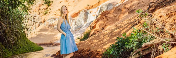 Vrouw toerist op de Fairy beek tussen de rode duinen, Muine, Vietnam. Vietnam opent grenzen na quarantaine COVID 19 BANNER, LANG FORMAT — Stockfoto