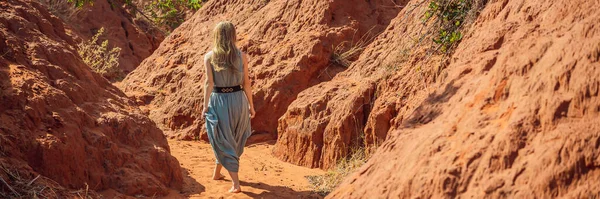 Női turista piros kanyonban, a turisztikai koncepció folytatása BANNER, LONG FORMAT — Stock Fotó
