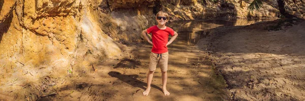 Menino turista no fluxo de fadas entre as dunas vermelhas, Muine, Vietnã. Vietname abre fronteiras após quarentena COVID 19 BANNER, LONG FORMAT — Fotografia de Stock