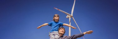 BANNER, ALternatif enerji, rüzgar çiftliği ve ailenle mutlu zamanlar. Oğlunu omuzlarında taşıyan mutlu baba tatilde ve doğaya kaçıyor. Baba oğlunu omuzlarında taşıyor ve...