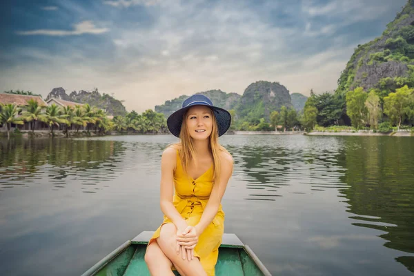 Tam Coc gölündeki kadın turist, Ninh Binh, Vietnam. UNESCO Dünya Mirası Alanı 'dır ve tekne mağarası turlarıyla ünlüdür. Vietnam topraklarındaki Halong Körfezi. Vietnam sonra sınırları yeniden açıyor — Stok fotoğraf