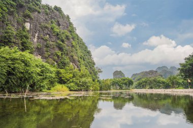 Trang An, Tam Coc, Ninh Binh, Viet nam. UNESCO Dünya Mirası Alanı 'dır ve tekne mağarası turlarıyla ünlüdür. Vietnam topraklarındaki Halong Körfezi. Vietnam, Coronovirüs karantinasından sonra sınırları yeniden açıyor