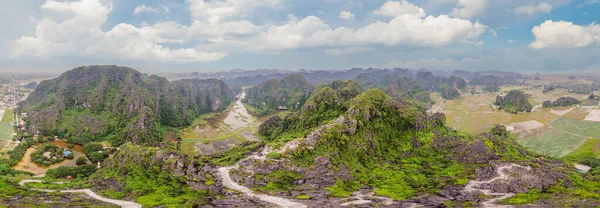 Hang Mua tapınağının en iyi tapınağı, pirinç tarlaları, Ninh Binh, Vietnam. Vietnam, Coronovirus COVID 19 karantinasından sonra sınırları yeniden açıyor. — Stok fotoğraf