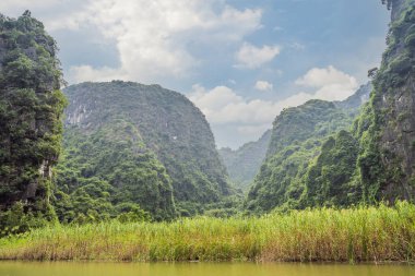 Trang An, Tam Coc, Ninh Binh, Viet nam. UNESCO Dünya Mirası Alanı 'dır ve tekne mağarası turlarıyla ünlüdür. Vietnam topraklarındaki Halong Körfezi. Vietnam, Coronovirüs karantinasından sonra sınırları yeniden açıyor