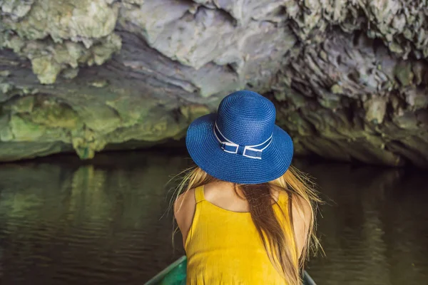 Женщина-туристка в лодке на озере Там Кок, Нин Бинь, Вьетнам. Он является объектом Всемирного наследия ЮНЕСКО, известным своими экскурсиями по пещерам на лодках. Его залив Халонг на земле Вьетнама. Вьетнам вновь открывает границы после — стоковое фото