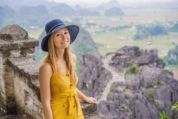 Touristin auf der obersten Pagode des Hang Mua Tempels, Reisfelder, Ninh Binh, Vietnam. Vietnam öffnet Grenzen nach Quarantäne-Coronovirus COVID 19 wieder — Stockfoto