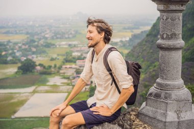 Hang Mua Tapınağı, pirinç tarlaları, Ninh Binh, Vietnam 'ın en iyi pagodasındaki erkek turist. Vietnam, Coronovirus COVID 19 karantinasından sonra sınırları yeniden açıyor.