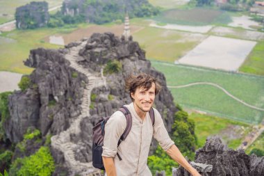 Hang Mua Tapınağı, pirinç tarlaları, Ninh Binh, Vietnam 'ın en iyi pagodasındaki erkek turist. Vietnam, Coronovirus COVID 19 karantinasından sonra sınırları yeniden açıyor.
