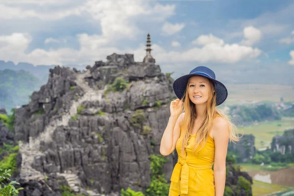 Hang Mua Tapınağı 'nın tepesindeki kadın turist, pirinç tarlaları, Ninh Binh, Vietnam. Vietnam, Coronovirus COVID 19 karantinasından sonra sınırları yeniden açıyor. — Stok fotoğraf