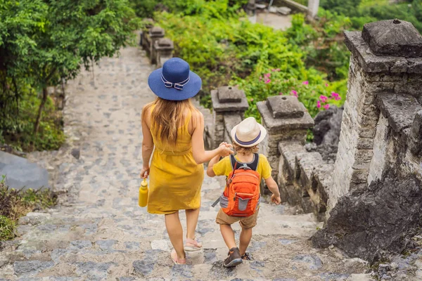 Matka a syn turisté na horní pagoda chrámu Hang Mua, rýžová pole, Ninh Binh, Vietnam. Vietnam znovu otevře hranice po karanténě Coronovirus COVID 19 — Stock fotografie