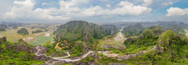 Trang An, Tam Coc, Ninh Binh, Viet nam. UNESCO Dünya Mirası Alanı 'dır ve tekne mağarası turlarıyla ünlüdür. Vietnam topraklarındaki Halong Körfezi. Vietnam, Coronovirüs karantinasından sonra sınırları yeniden açıyor