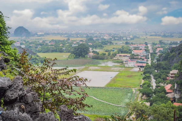 Trang An, Tam Coc, Ninh Binh, Viet nam. UNESCO Dünya Mirası Alanı 'dır ve tekne mağarası turlarıyla ünlüdür. Vietnam topraklarındaki Halong Körfezi. Vietnam, Coronovirüs karantinasından sonra sınırları yeniden açıyor — Stok fotoğraf