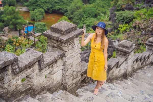 Mulher turista no topo pagode do templo Hang Mua, campos de arroz, Ninh Binh, Vietnã. Vietname reabre fronteiras após quarentena Coronovírus COVID 19 — Fotografia de Stock