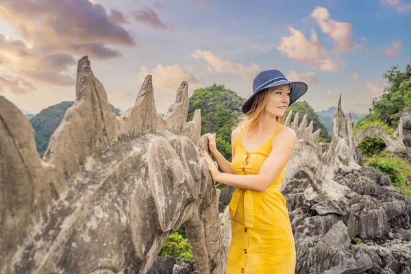 Vrouw toerist op de achtergrond van verbazingwekkende enorme draak standbeeld op kalksteen berg top in de buurt Hang Mua uitkijkpunt op mistige ochtend. Populaire toeristische attractie bij Tam Coc, Ninh Binh. Vietnam reizen — Stockfoto