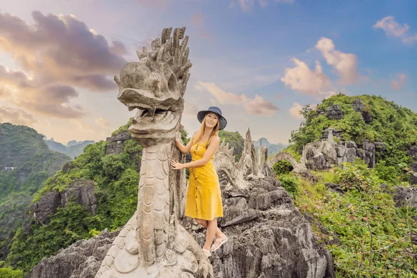 Mulher turista no fundo da incrível estátua de dragão enorme no topo da montanha de calcário perto do ponto de vista Hang Mua na manhã nebulosa. Atração turística popular em Tam Coc, Ninh Binh. Vietname viagem — Fotografia de Stock