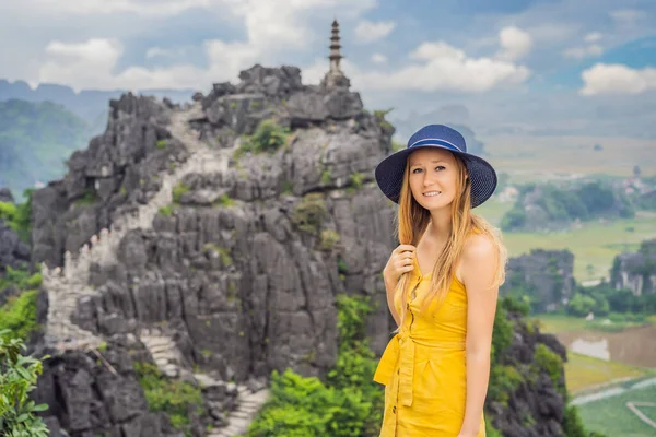 Kvinnlig turist på toppen pagoda av Hang Mua tempel, risfält, Ninh Binh, Vietnam. Vietnam öppnar gränserna igen efter karantänen Coronovirus COVID 19 — Stockfoto