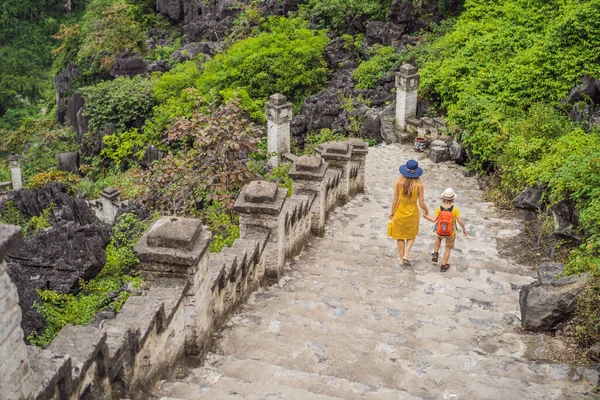 Μητέρα και γιος τουρίστες στην κορυφή παγόδα του ναού Hang Mua, ορυζώνες, Ninh Binh, Βιετνάμ. Βιετνάμ ανοίγει εκ νέου τα σύνορα μετά την καραντίνα COVID Coronovirus 19 — Φωτογραφία Αρχείου