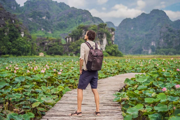 Lotus Gölü 'nün ortasındaki yolda bir adam. Mua Mağarası, Ninh Binh, Vietnam. Vietnam, Coronovirus COVID 19 konseptinden sonra yeniden açıldı. — Stok fotoğraf