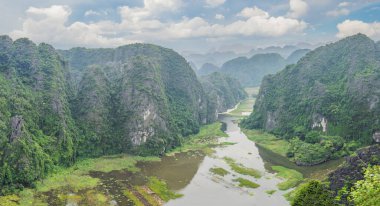 Trang An, Tam Coc, Ninh Binh, Viet nam. UNESCO Dünya Mirası Alanı 'dır ve tekne mağarası turlarıyla ünlüdür. Vietnam topraklarındaki Halong Körfezi. Vietnam, Coronovirüs karantinasından sonra sınırları yeniden açıyor