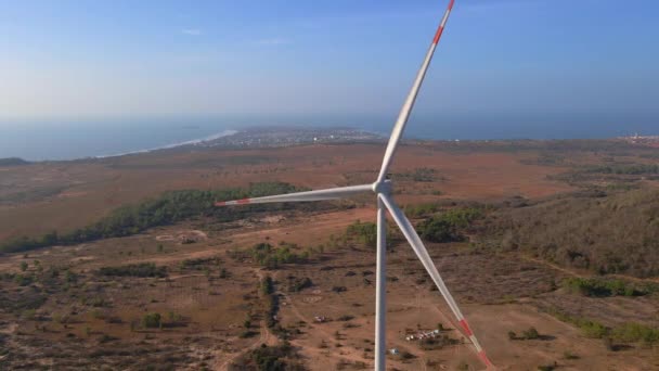 Zdjęcie lotnicze grupy turbin wiatrowych w środowisku półpustynnym. Koncepcja zielonej energii — Wideo stockowe
