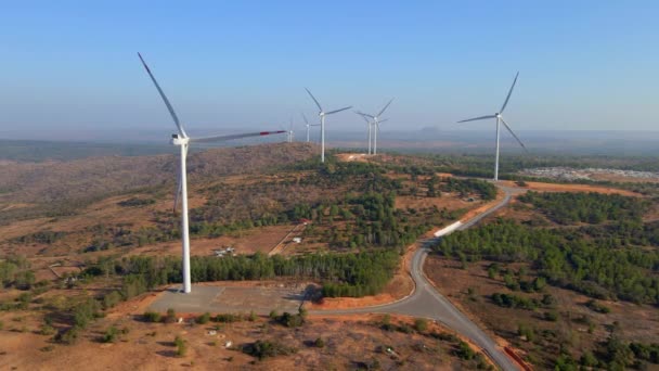 Aerial shot of a group of wind turbines in a semidesert environment. Concepto de energía verde — Vídeo de stock